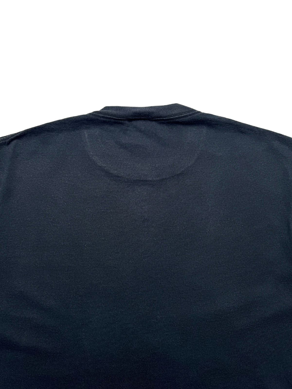 Detailansicht der oberen Rückseite mit Fokus auf die saubere Kragennaht und die schwarze Stoffstruktur.