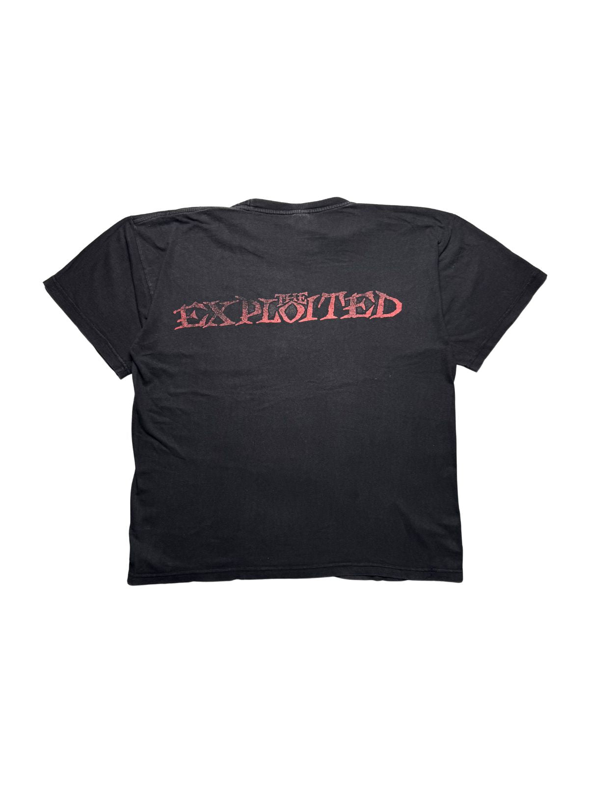 Rückseite des ausgewaschenen The Exploited Vintage-Shirts von 2003 in der Gesamtansicht mit rot-schwarzem Band-Schriftzug im oberen Rückenbereich.