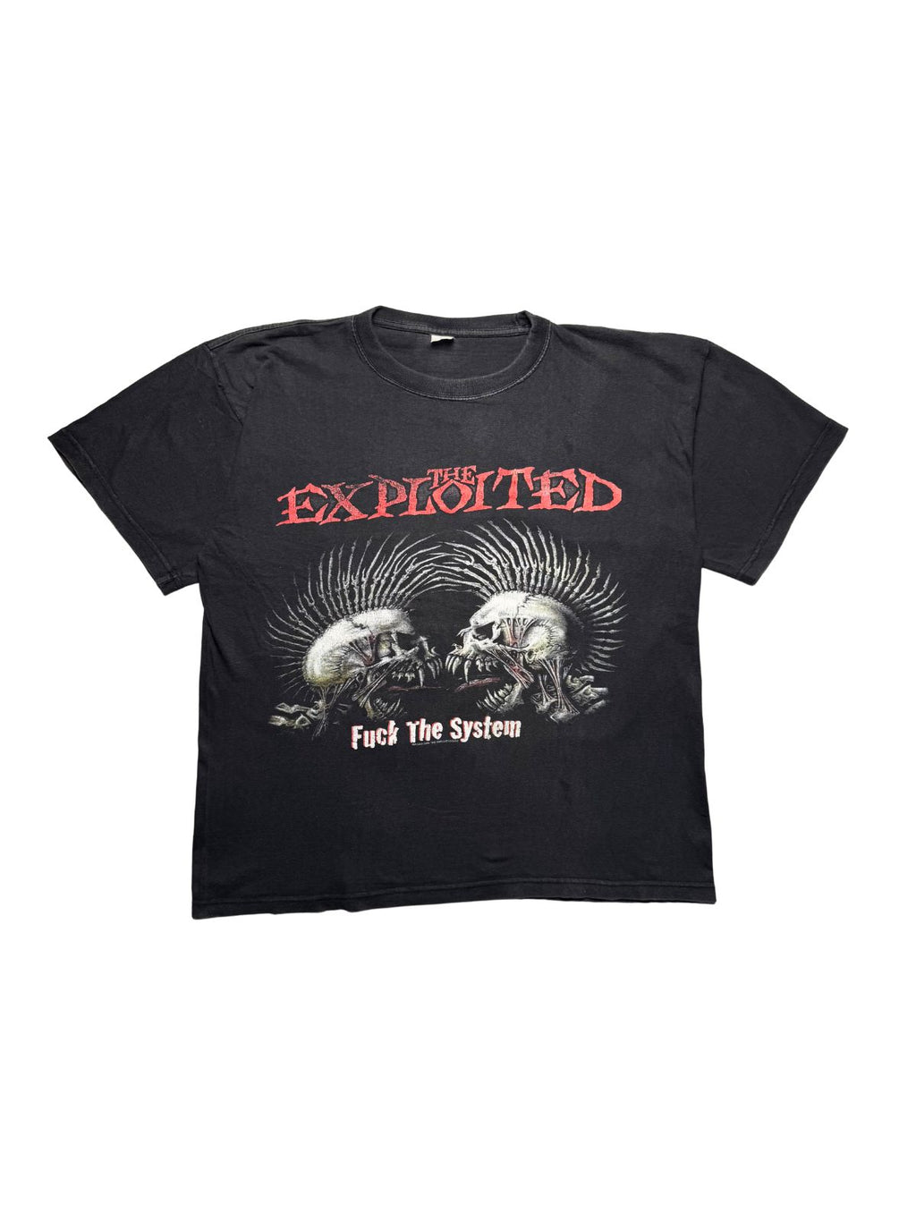 Originales schwarzes Vintage The Exploited T-Shirt aus dem Jahr 2003 in der vorderen Gesamtansicht. The Exploited-Punkrock-Bandshirt mit rotem Logo und „Fuck The System“-Artwork (zwei gegeneinander gerichtete Totenköpfe mit Irokesen).