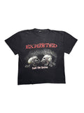 Originales schwarzes Vintage The Exploited T-Shirt aus dem Jahr 2003 in der vorderen Gesamtansicht. The Exploited-Punkrock-Bandshirt mit rotem Logo und „Fuck The System“-Artwork (zwei gegeneinander gerichtete Totenköpfe mit Irokesen).