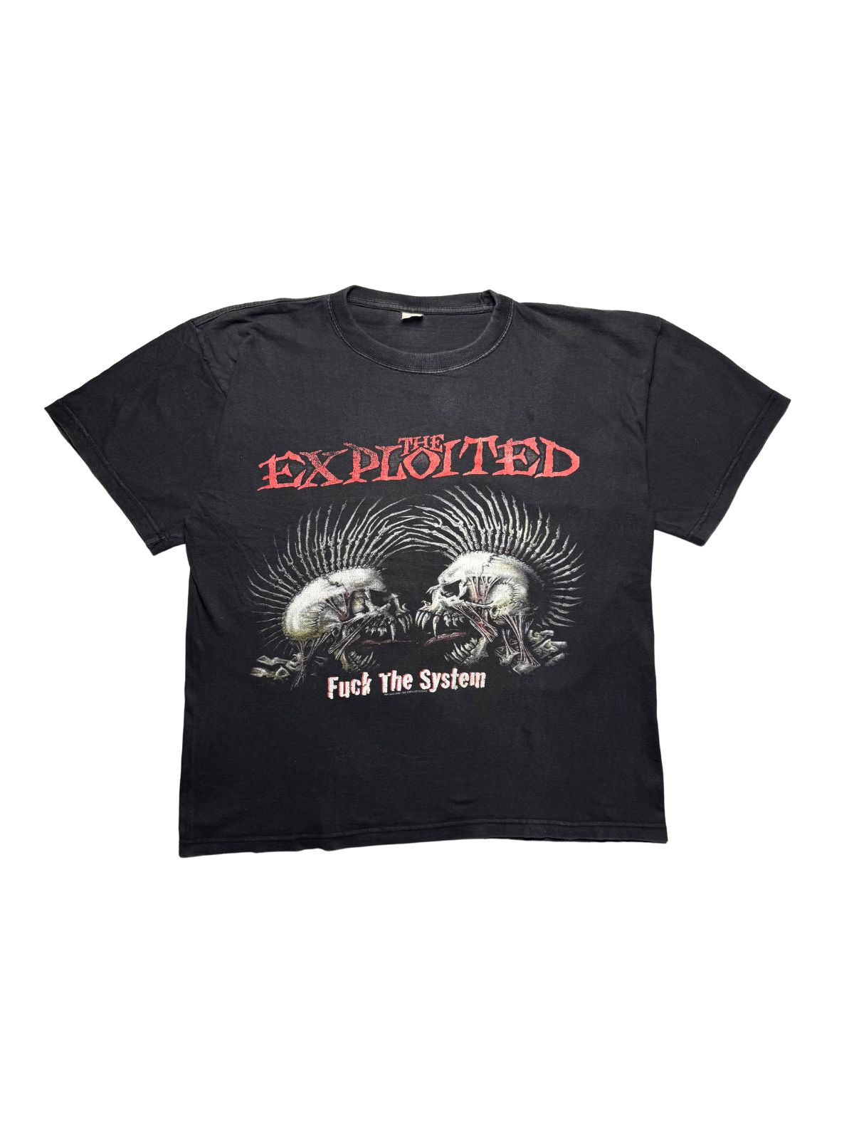 Originales schwarzes Vintage The Exploited T-Shirt aus dem Jahr 2003 in der vorderen Gesamtansicht. The Exploited-Punkrock-Bandshirt mit rotem Logo und „Fuck The System“-Artwork (zwei gegeneinander gerichtete Totenköpfe mit Irokesen).