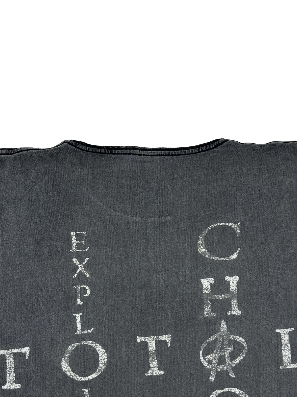 Nahaufnahme der oberen Rückseite des Shirts mit Fokus auf den Halsausschnitt und den darunter beginnenden, weißen „TOTAL CHAOS“-Schriftzug.