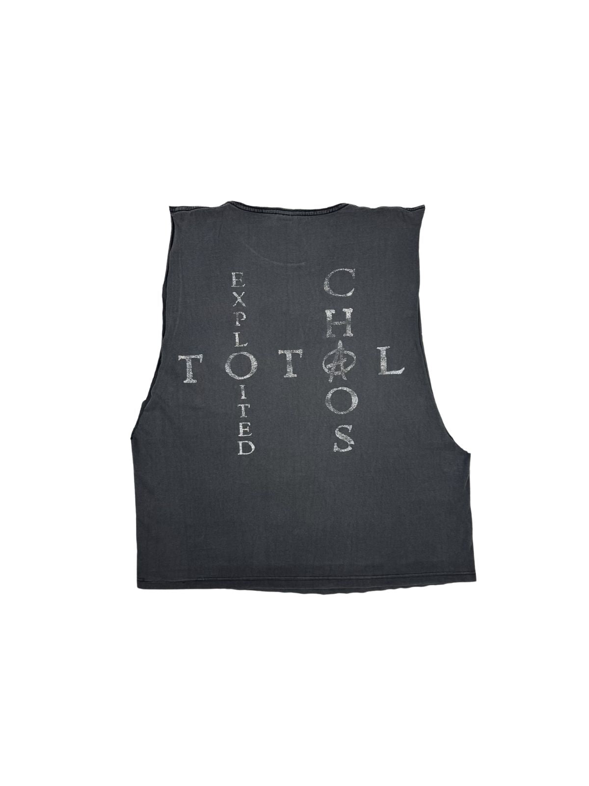 Rückseite des modifizierten The Exploited Punk-Shirts mit weißem Kreuzwort-Grafikprint („THE EXPLOITED / TOTAL CHAOS“) und integriertem Anarchie-Symbol.