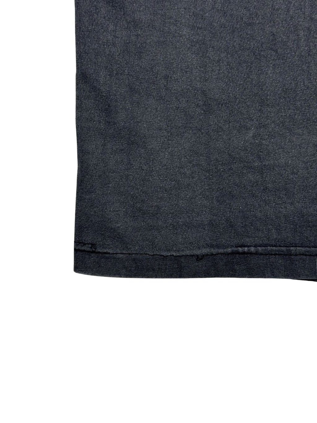 Detailaufnahme der Saumnaht, die leichte Abnutzungen, lose Fäden und kleine Beschädigungen im Saumbereich (Broken Hem) als Zeichen des echten Alters zeigt.