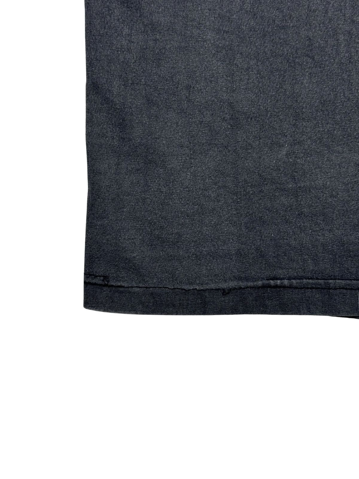 Detailaufnahme der Saumnaht, die leichte Abnutzungen, lose Fäden und kleine Beschädigungen im Saumbereich (Broken Hem) als Zeichen des echten Alters zeigt.