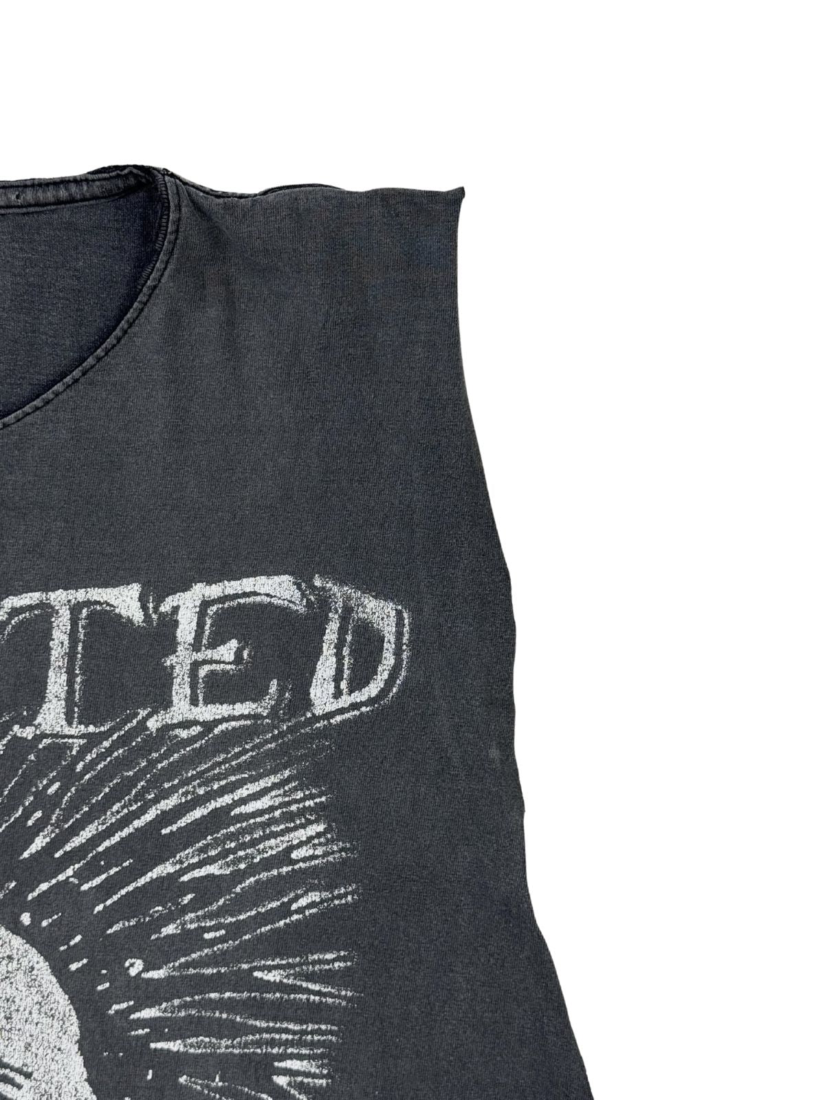 Detailansicht des linken, nachträglich abgeschnittenen Ärmelansatzes (DIY Cut-off Style) mit offener, leicht ausgefranster Stoffkante neben dem „EXPLOITED“-Schriftzug.