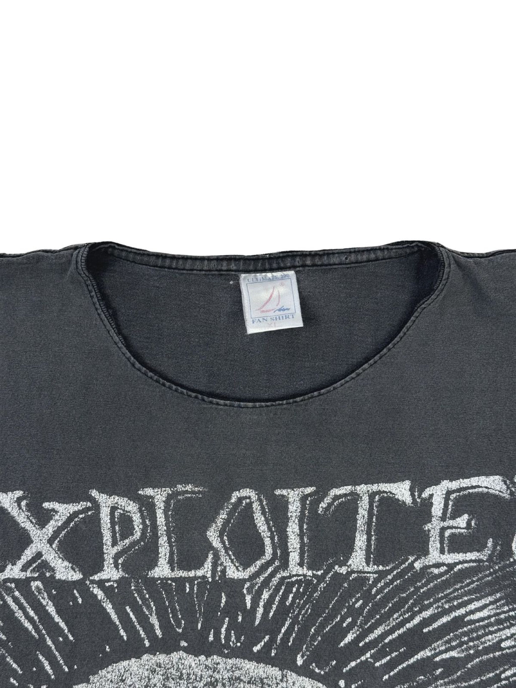 Nahaufnahme des weiten Rundhalsausschnitts mit Blick auf das originale, weiße Kragenetikett der Marke „Ultimate 200 / Fan Shirt“ in Größe XL.
