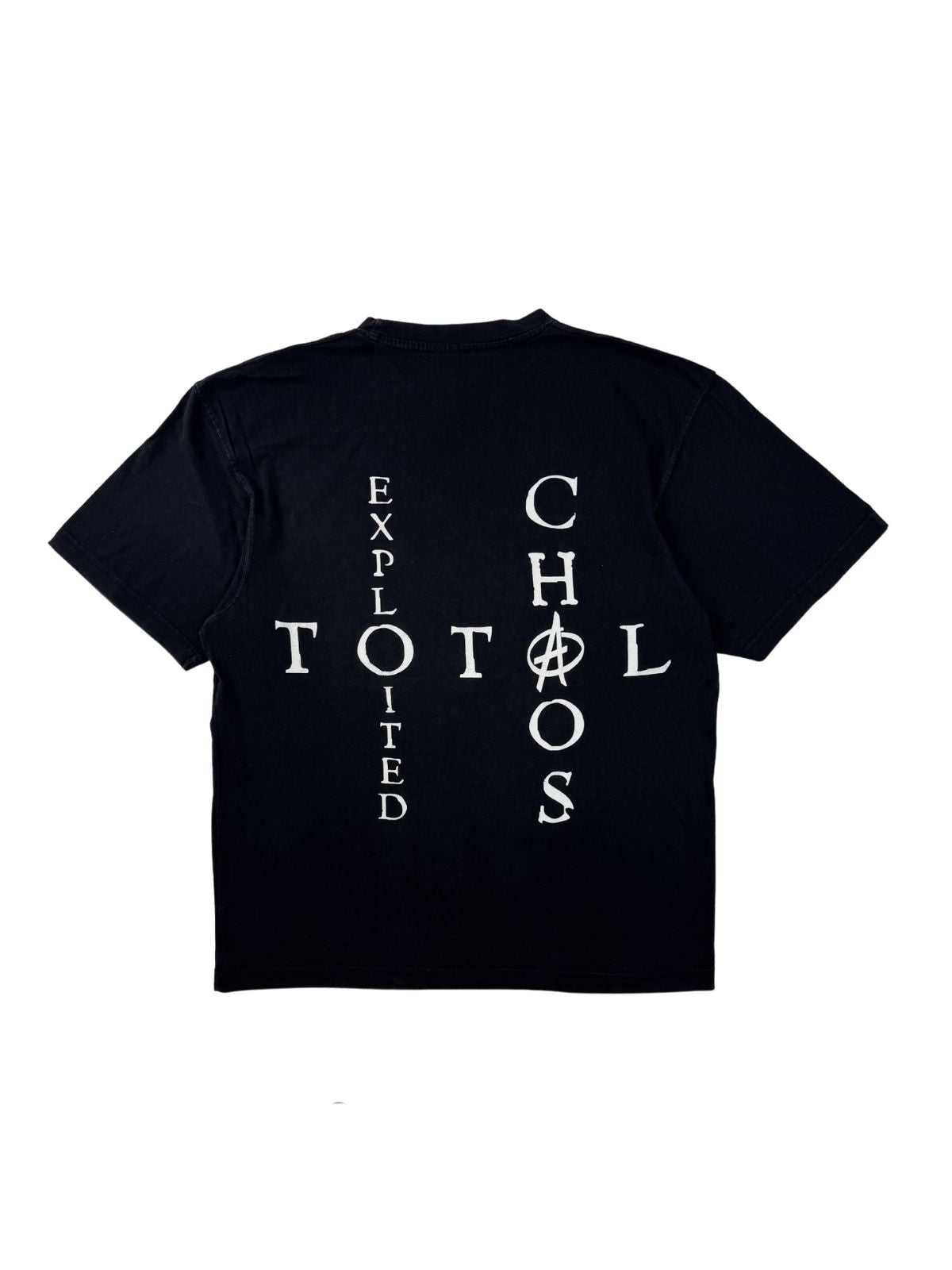 Rückseite des schwarzen Punkrock-Shirts in der Gesamtansicht mit vertikal angeordnetem Kreuz-Schriftzug „EXPLOITED TOTAL CHAOS“ und Anarchie-Symbol.