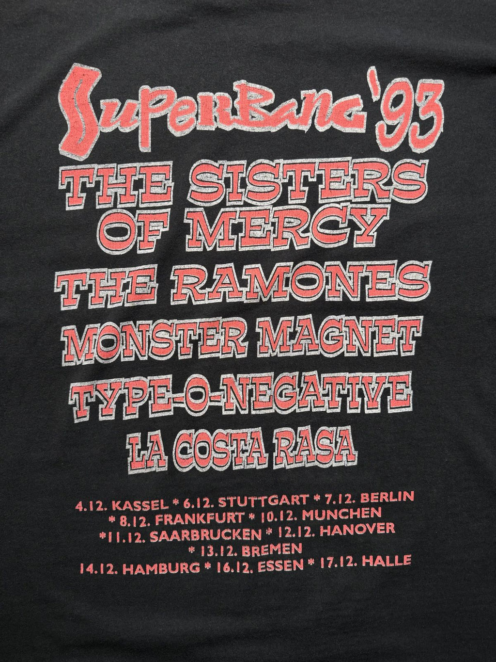 Detaillierte Ansicht des Backprints mit dem rote-weißen „SuperBang '93“-Festival-Schriftzug und den Konzertdaten für Kassel, Stuttgart, Berlin, Frankfurt und München.