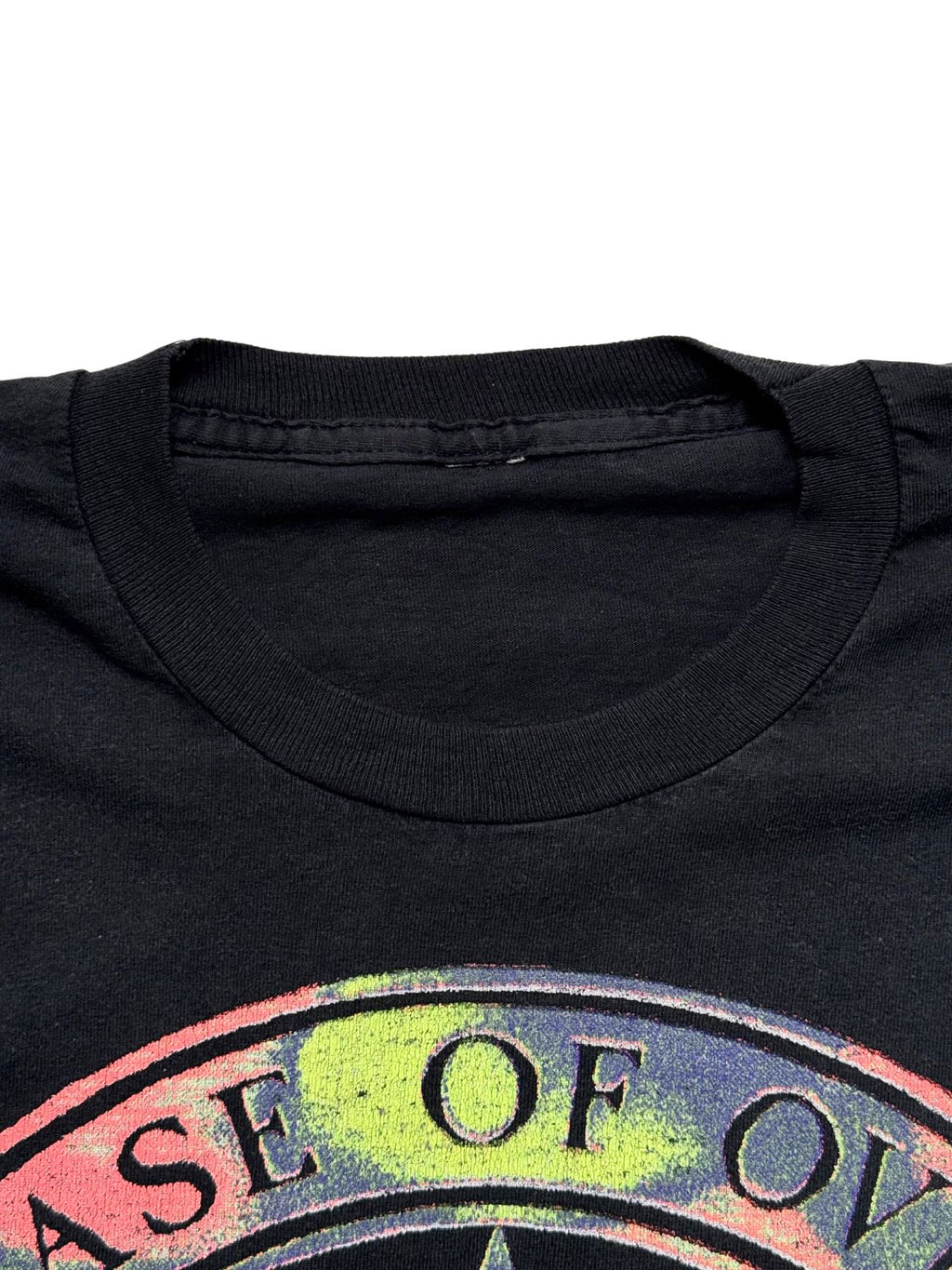 Detailaufnahme des Bündchens und der Kragennaht auf der Vorderseite des gealterten Vintage-Shirts.