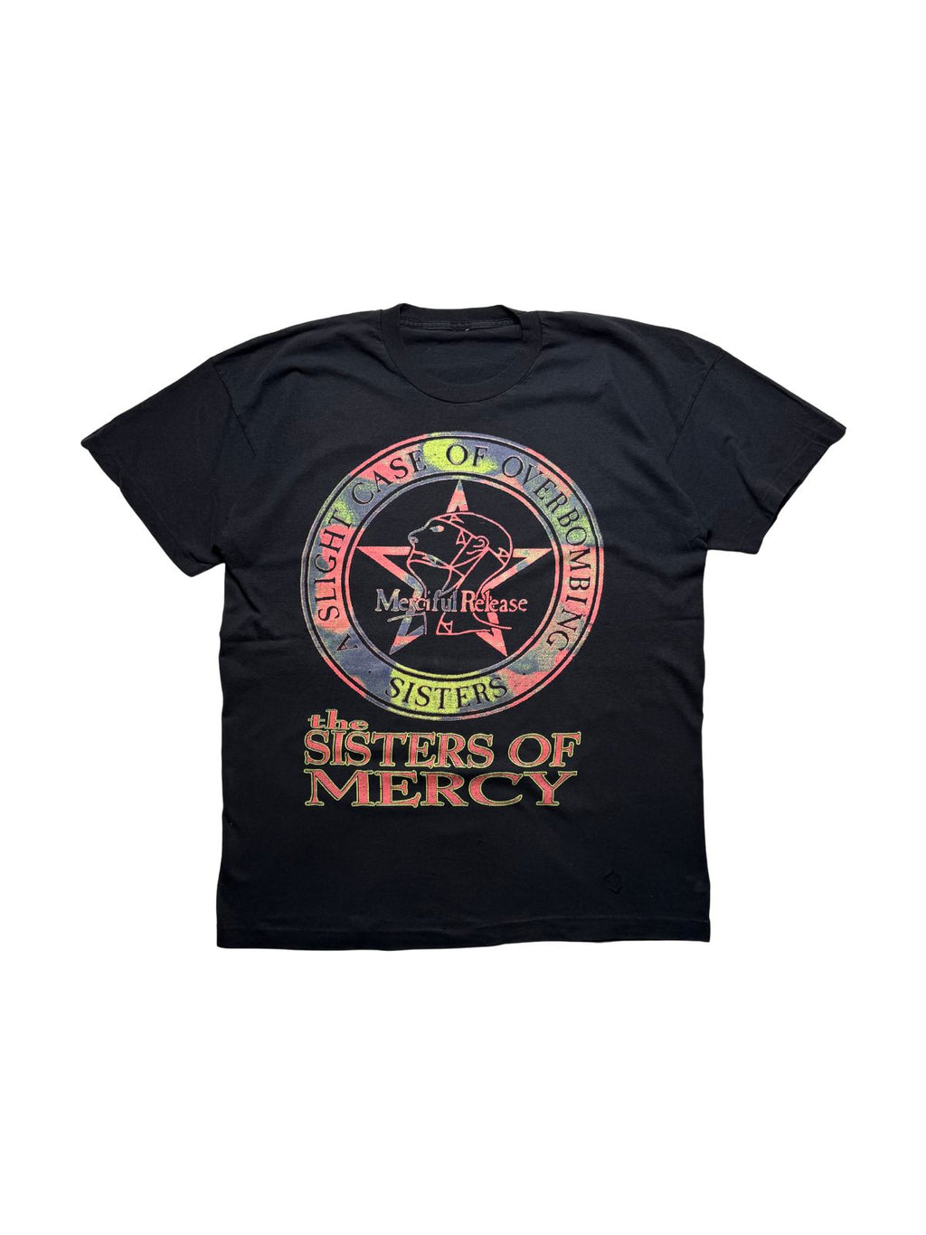 Originales schwarzes Vintage The Sisters of Mercy T-Shirt von 1993 in der vorderen Gesamtansicht mit buntem „A Slight Case of Overbombing / Merciful Release“-Siebdruck.