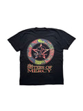 Originales schwarzes Vintage The Sisters of Mercy T-Shirt von 1993 in der vorderen Gesamtansicht mit buntem „A Slight Case of Overbombing / Merciful Release“-Siebdruck.