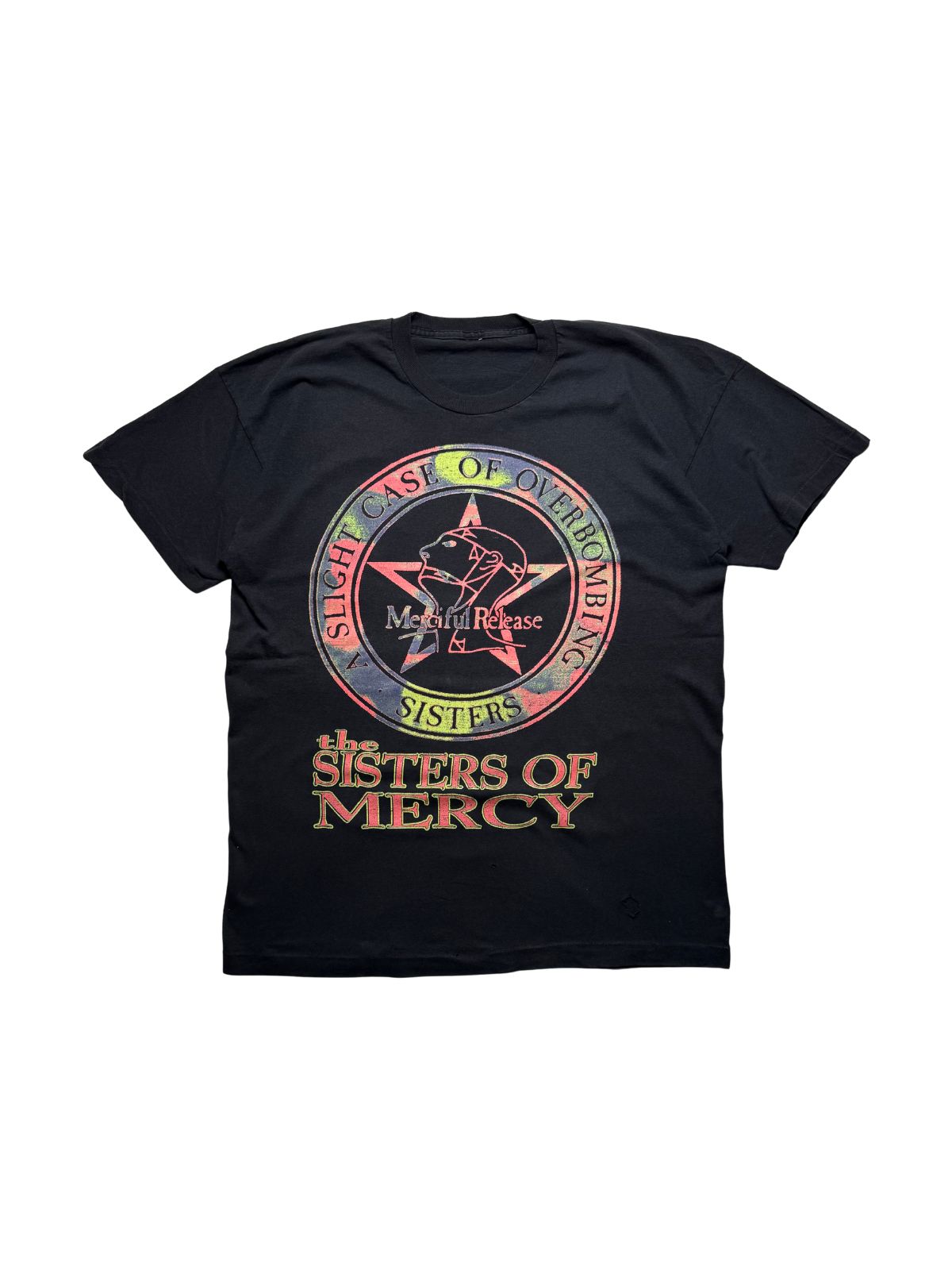 Originales schwarzes Vintage The Sisters of Mercy T-Shirt von 1993 in der vorderen Gesamtansicht mit buntem „A Slight Case of Overbombing / Merciful Release“-Siebdruck.