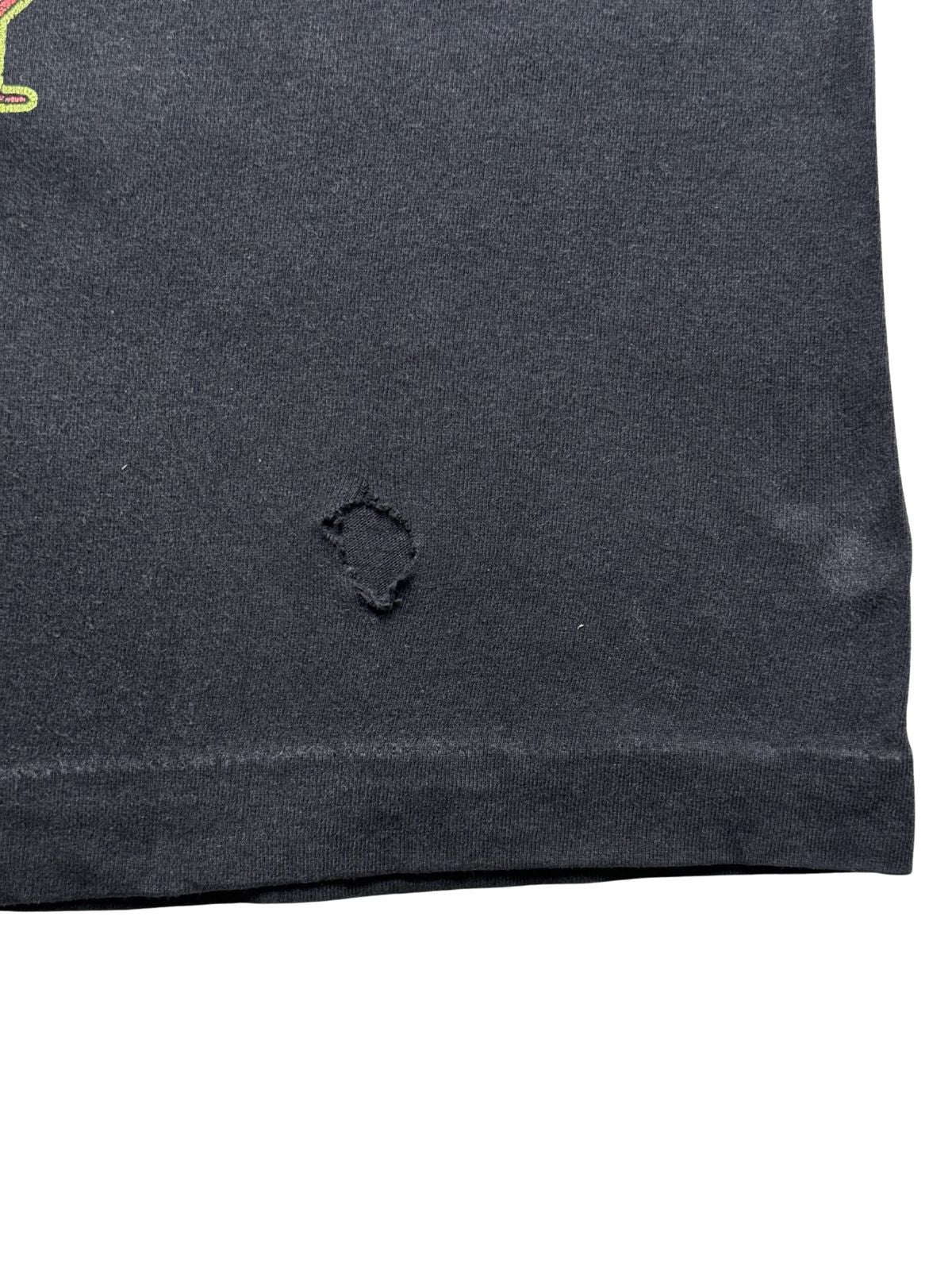 Detailansicht des unteren Saums mit authentischer Single-Stitch-Einfachnaht und einem Loch im Stoff zur Zustandsdokumentation.