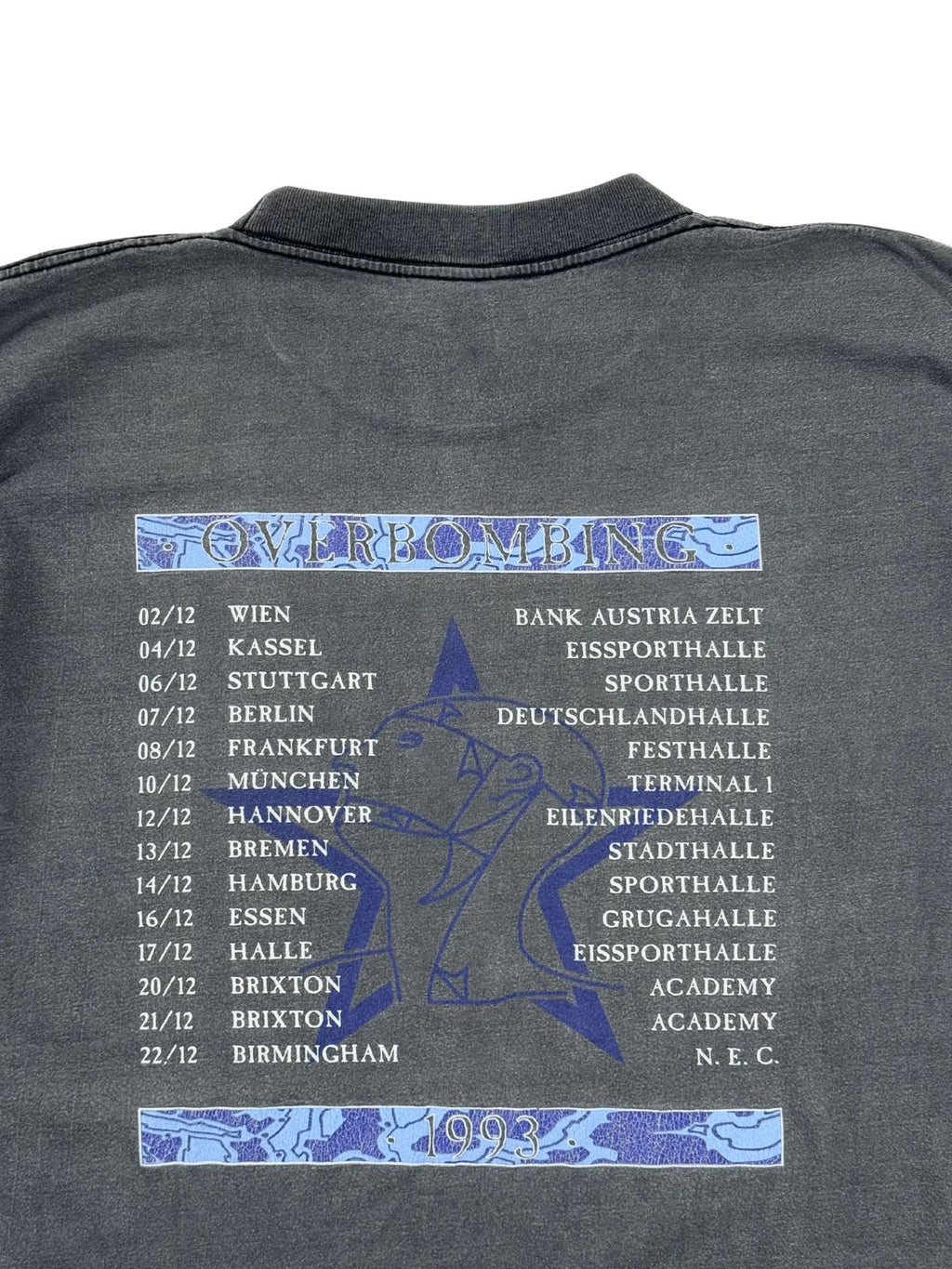 Fokus auf die Rückseite des Tour-Shirts mit dem "Overbombing" Schriftzug und dem "Head and Star" Logo der Sisters of Mercy.