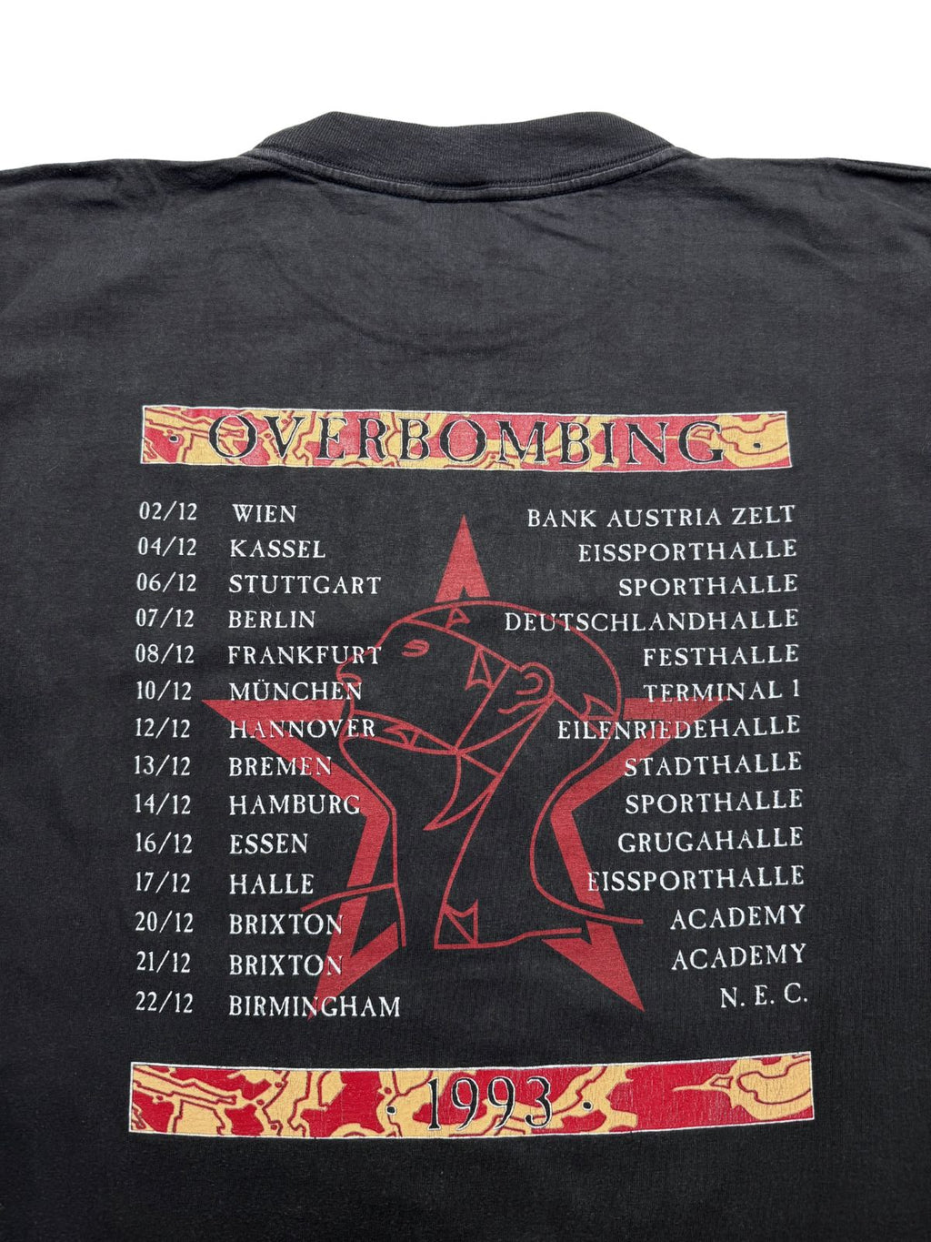 Nahaufnahme des oberen Backprints mit dem Schriftzug „OVERBOMBING“, dem roten Sternen-Logo und den Tourdaten für 1993.