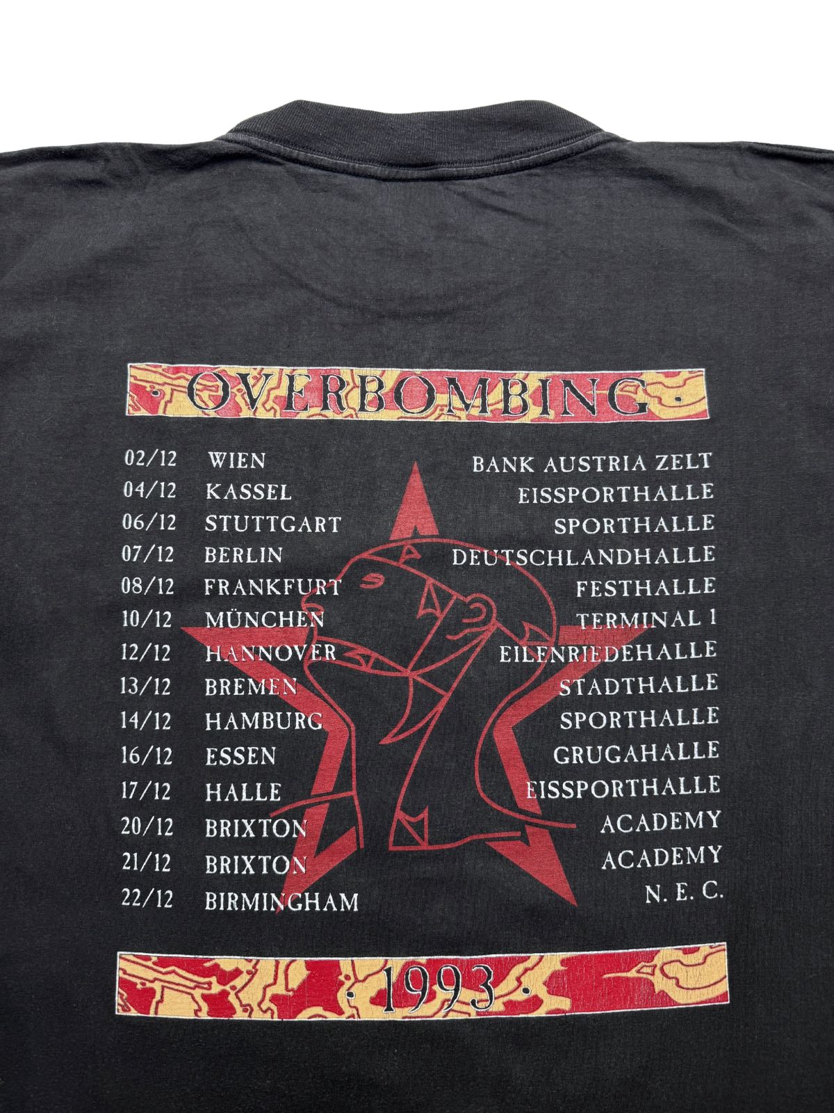 Nahaufnahme des oberen Backprints mit dem Schriftzug „OVERBOMBING“, dem roten Sternen-Logo und den Tourdaten für 1993.
