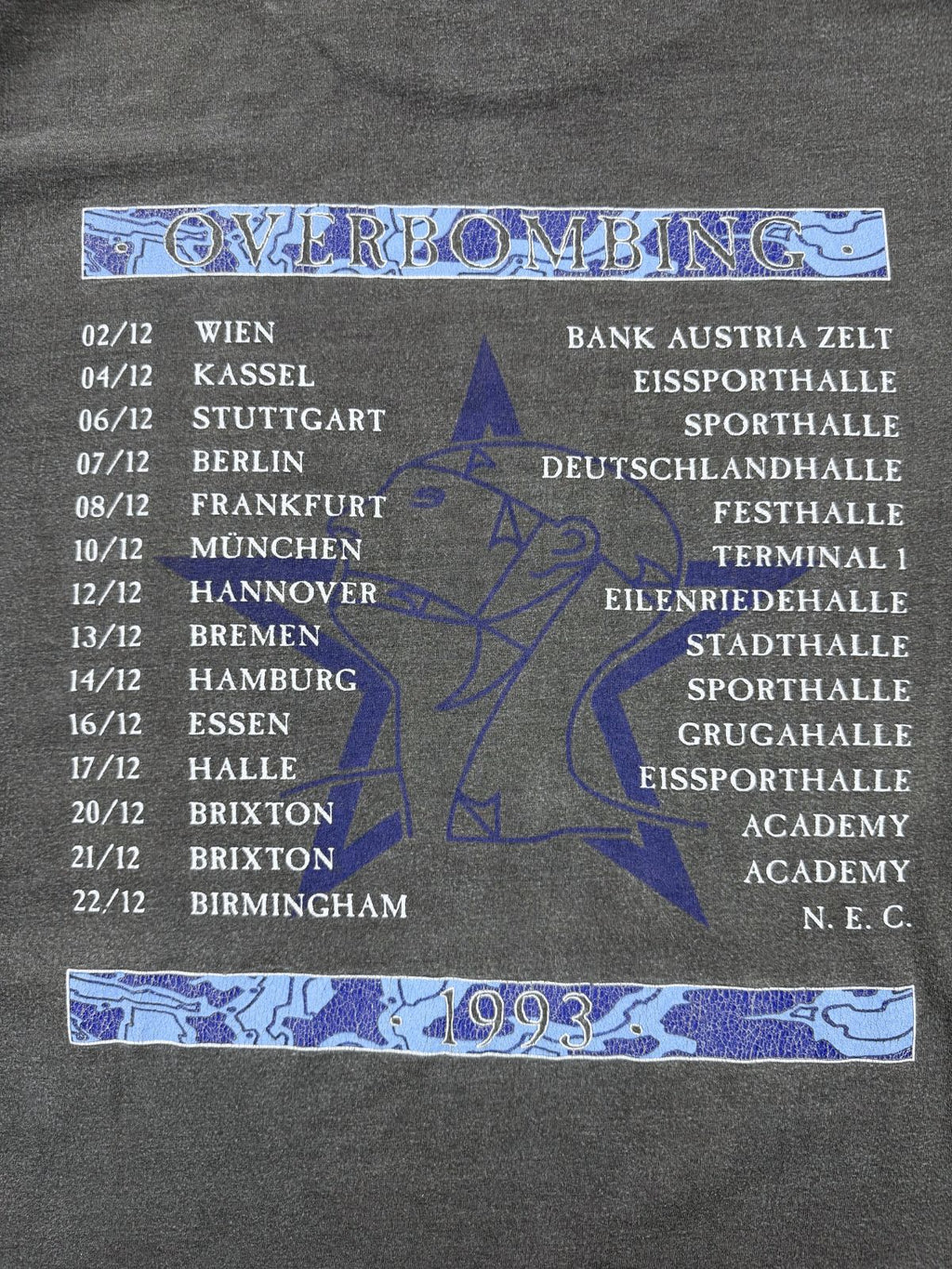 Detailansicht der Tourdaten 1993 auf dem Sisters of Mercy Shirt, inklusive Wien, Berlin, Hamburg und Brixton Academy.