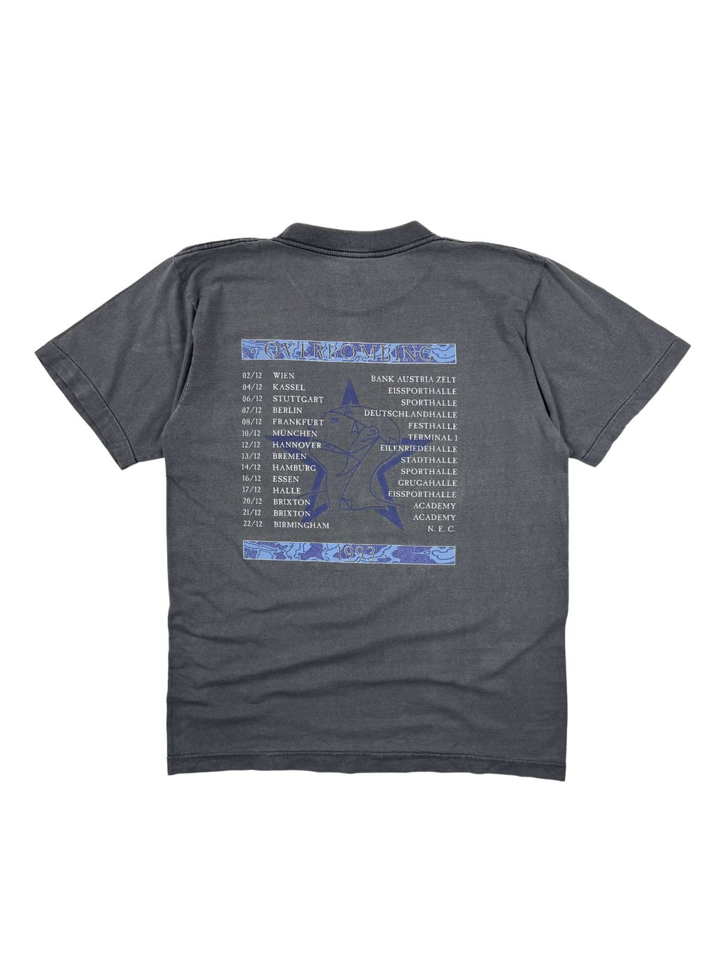 Rückseite des Vintage Sisters of Mercy Overbombing Tour Shirts 1993 mit gelisteten Tourdaten für Europa und Großbritannien.
