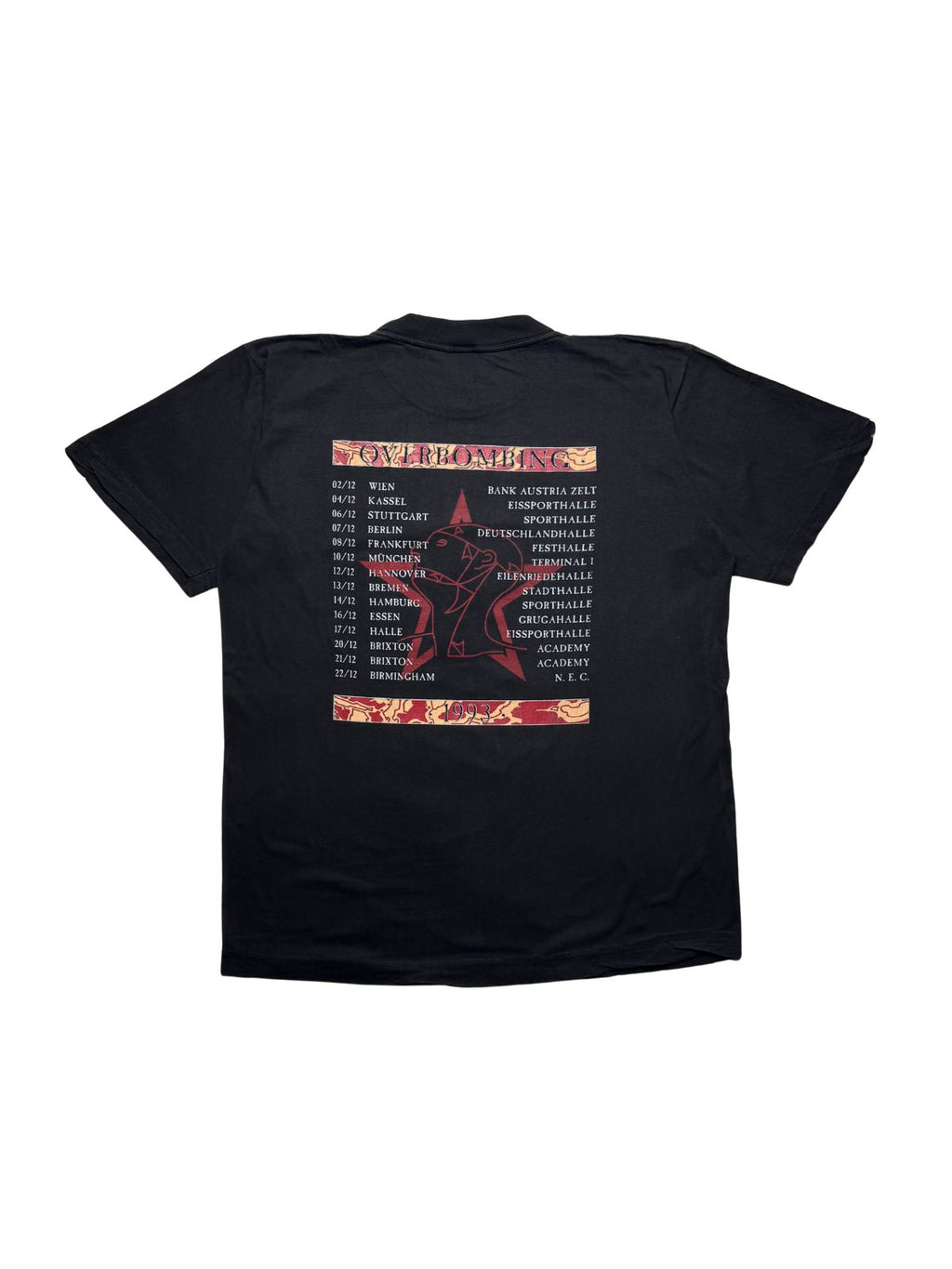 Rückseite des schwarzen The Sisters of Mercy Tour-Shirts von 1993 in der Gesamtansicht mit der Europa-Tourdatenliste der „OVERBOMBING“-Tour.
