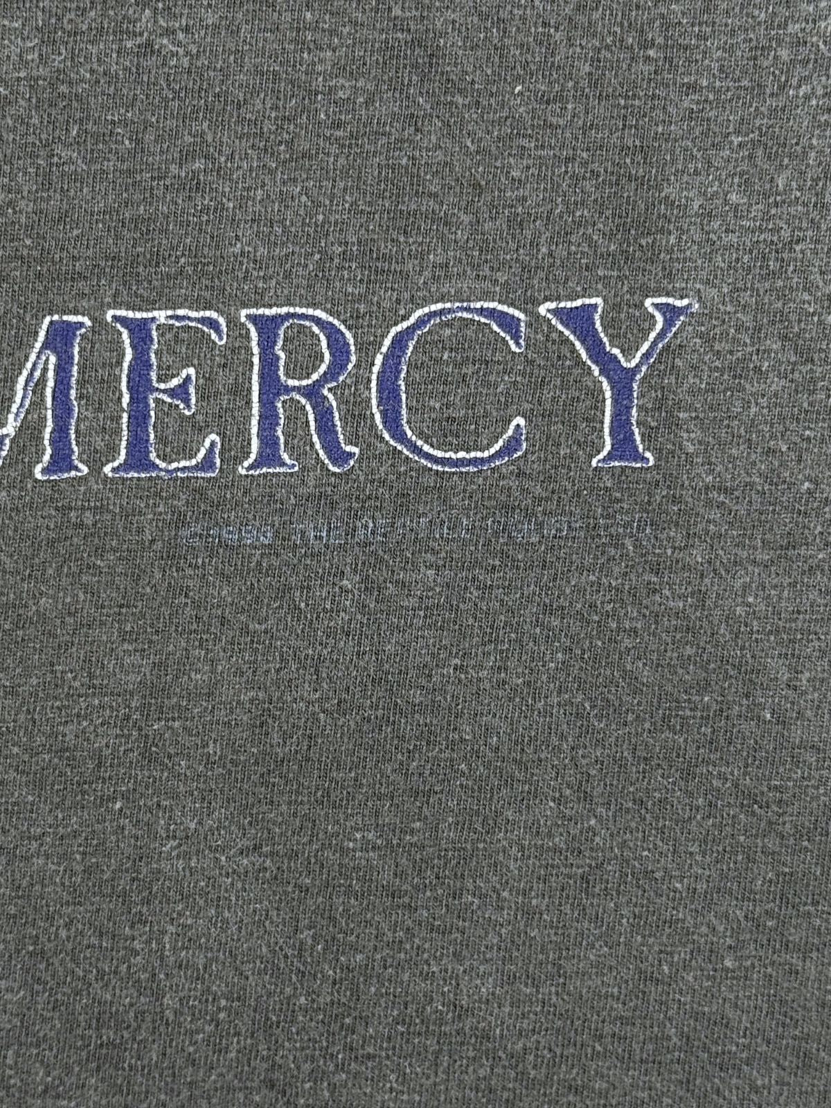 Nahaufnahme des Copyright-Vermerks unter dem Sisters of Mercy Print, Beleg für die Authentizität des 1993er Merchandises.