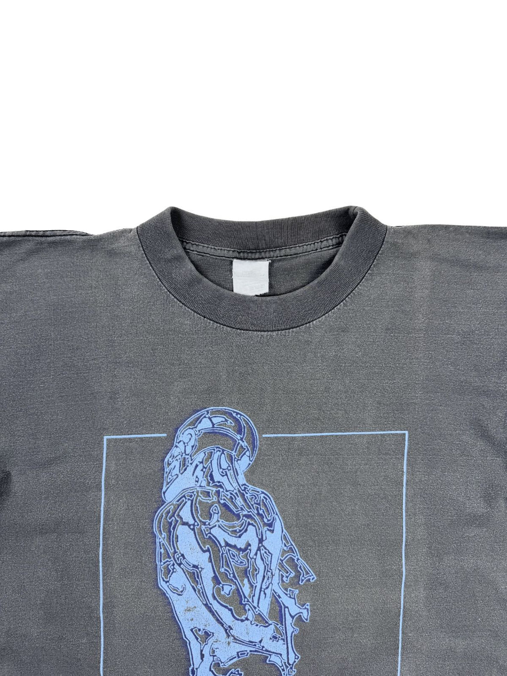 Nahaufnahme des Halsausschnitts und des oberen Prints eines originalen Sisters of Mercy Overbombing Tour Shirts von 1993.