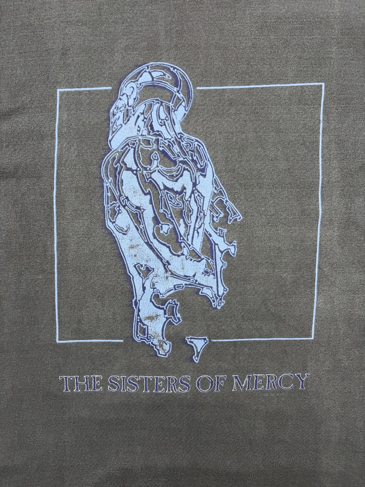 Detaillierter Siebdruck der Sisters of Mercy Overbombing Tour 1993, blaues abstraktes Motiv auf grau-schwarzem ausgewaschenem Vintage-Stoff.