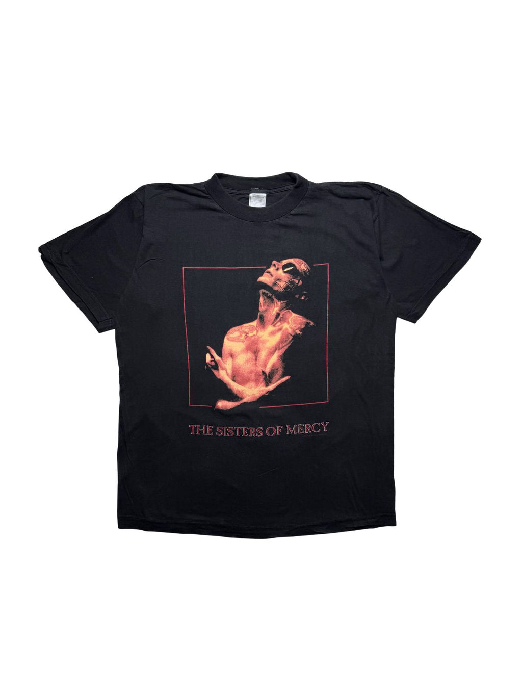 Originales schwarzes Vintage The Sisters of Mercy T-Shirt von 1993 in der vorderen Gesamtansicht. Kultiges Goth-Rock Bandshirt mit Grafikansteck-Motiv und rotem Schriftzug.