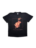 Originales schwarzes Vintage The Sisters of Mercy T-Shirt von 1993 in der vorderen Gesamtansicht. Kultiges Goth-Rock Bandshirt mit Grafikansteck-Motiv und rotem Schriftzug.