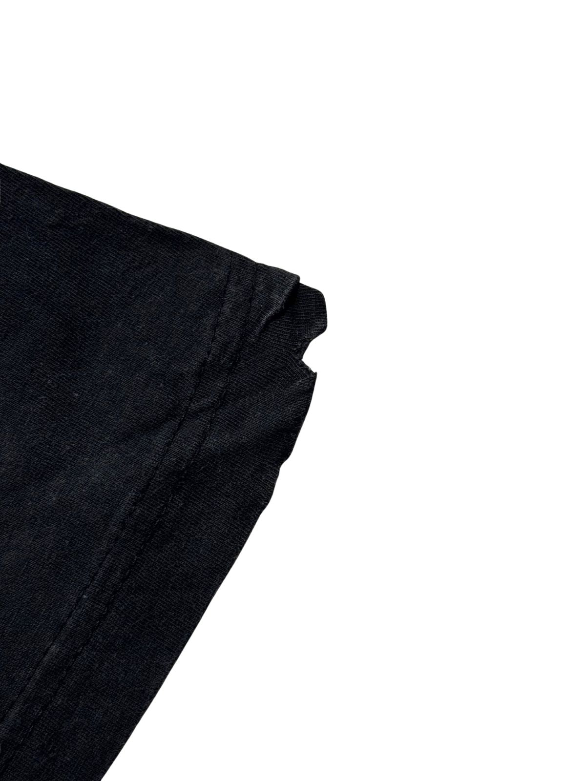 Detailaufnahme der Ärmelkante zur transparenten Zustandsdokumentation mit einer kleinen Einkerbung/Beschädigung am Bündchen.