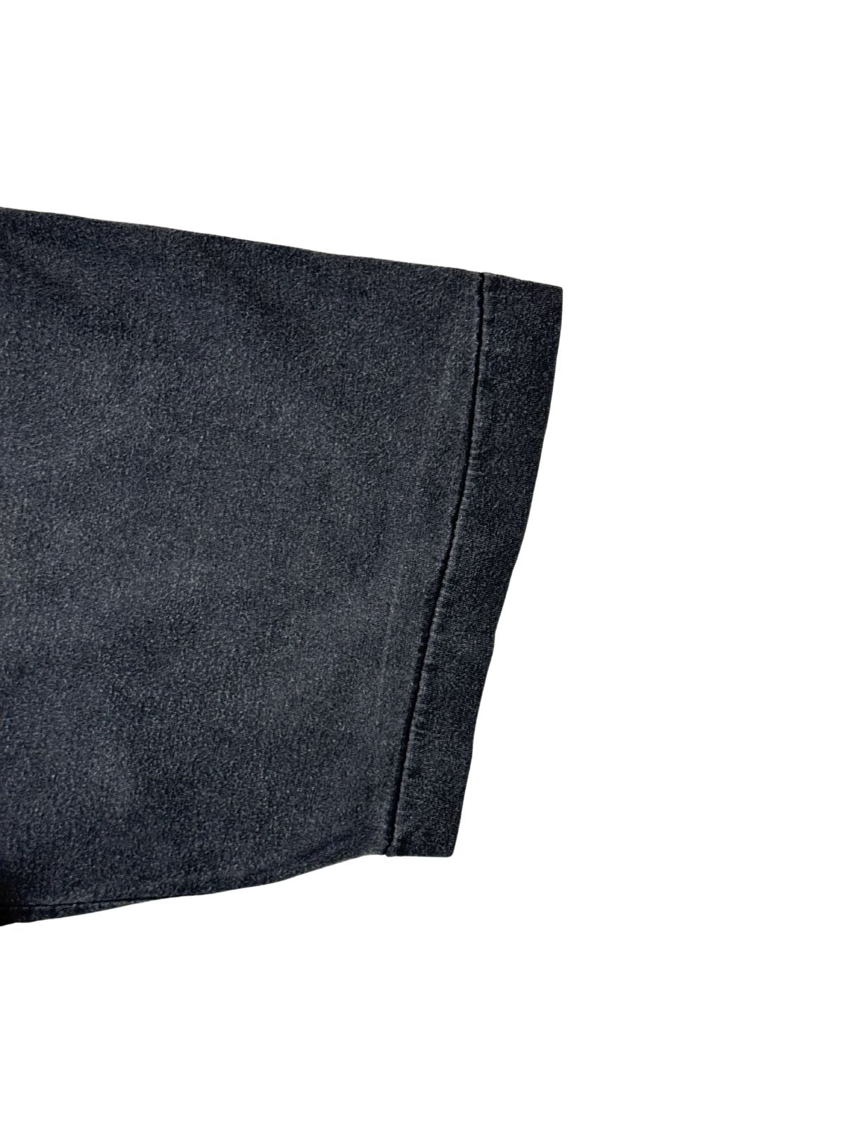 Detailaufnahme der Ärmelnaht mit Single-Stitch-Verarbeitung (Einfachnaht), typisch für authentische Vintage-Shirts der frühen 90er Jahre.