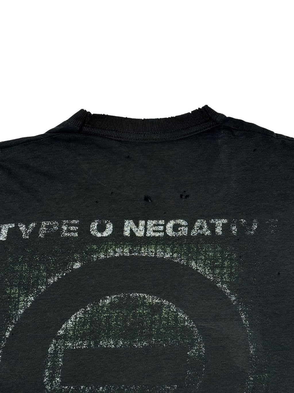 Detailaufnahme des oberen Rückens mit dem verblassten „TYPE O NEGATIVE“-Schriftzug. Der schwarze Baumwollstoff zeigt deutliche Altersspuren mit vielen kleinen Löchern („Distressed/Thrashed-Optik“).