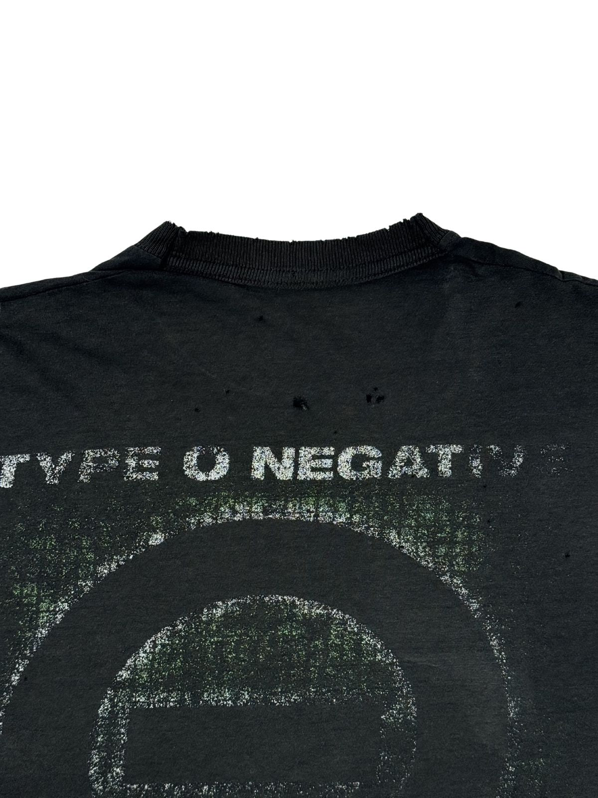 Detailaufnahme des oberen Rückens mit dem verblassten „TYPE O NEGATIVE“-Schriftzug. Der schwarze Baumwollstoff zeigt deutliche Altersspuren mit vielen kleinen Löchern („Distressed/Thrashed-Optik“).