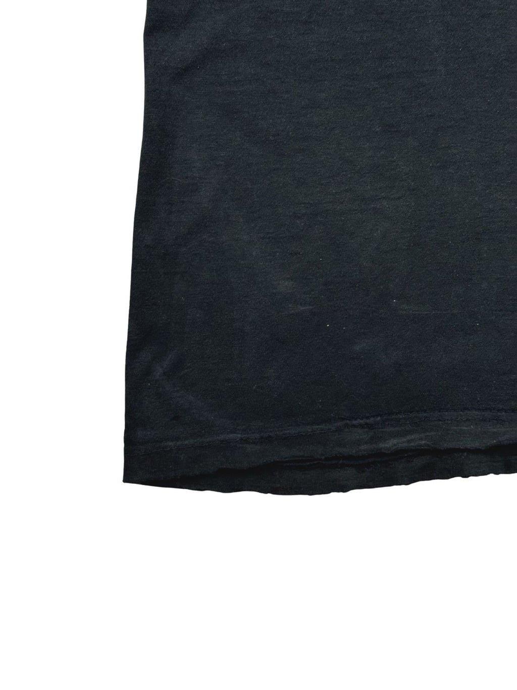 Detailaufnahme des unteren Saums des T-Shirts mit einer leicht unregelmäßigen Doppelnaht und altersbedingten Ausfransungen am Rand.