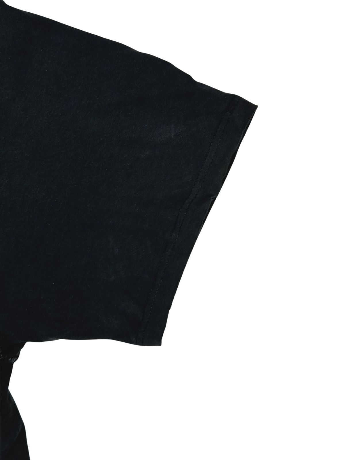 Detailansicht des Ärmelbündchens des schwarzen Type O Negative Shirts zur Überprüfung der Vintage-Altersspuren und Stoffstruktur.
