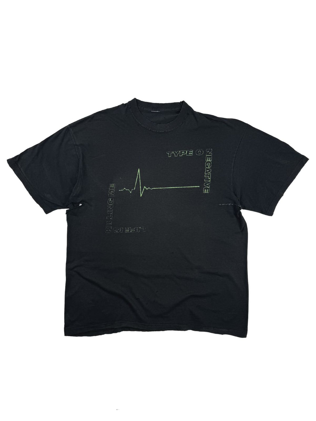 Komplettansicht der Vorderseite eines thrashed Vintage Type O Negative Band-Shirts zum Album „Life Is Killing Me“ aus dem Jahr 2003. Das schwarze, stark verwaschene T-Shirt zeigt eine grüne EKG-Linie als Frontprint. Flatlay auf weißem Hintergrund.