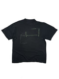 Komplettansicht der Vorderseite eines thrashed Vintage Type O Negative Band-Shirts zum Album „Life Is Killing Me“ aus dem Jahr 2003. Das schwarze, stark verwaschene T-Shirt zeigt eine grüne EKG-Linie als Frontprint. Flatlay auf weißem Hintergrund.