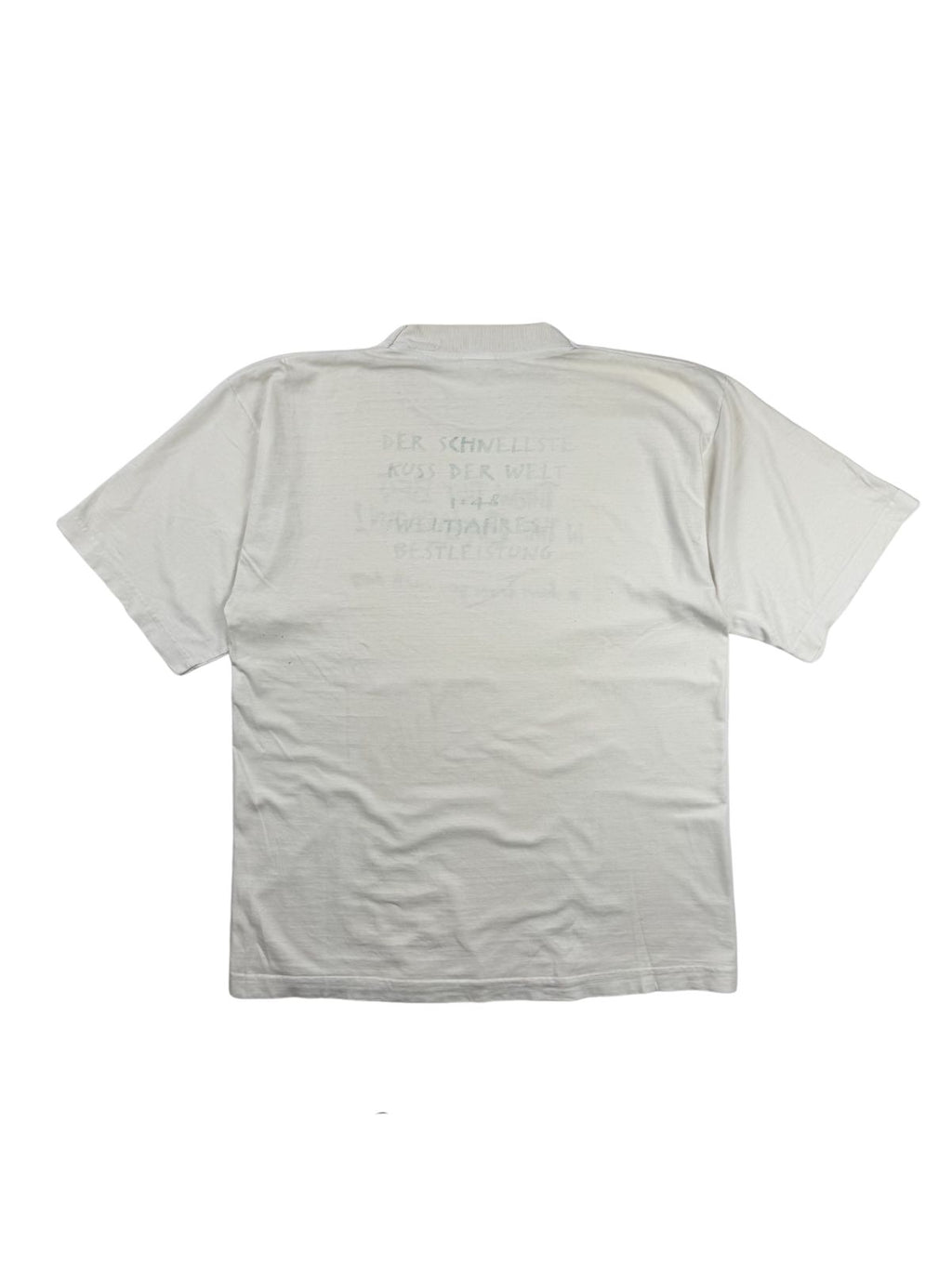 Rückansicht des weißen 90er-Jahre Vintage-Shirts im Flatlay mit einem leicht verblassten, grauen Backprint im oberen Bereich.