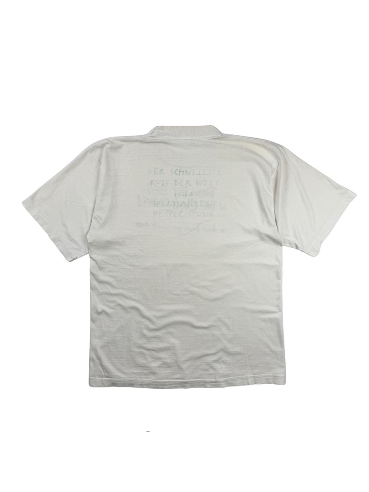 Rückansicht des weißen 90er-Jahre Vintage-Shirts im Flatlay mit einem leicht verblassten, grauen Backprint im oberen Bereich.