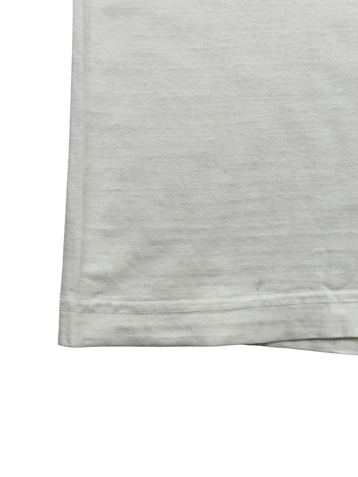 Detailansicht der unteren Ecke des T-Shirt-Saums mit einer sauber verarbeiteten Doppelnaht (Twin Needle Stitching) zur Verifizierung des Vintage-Alters.