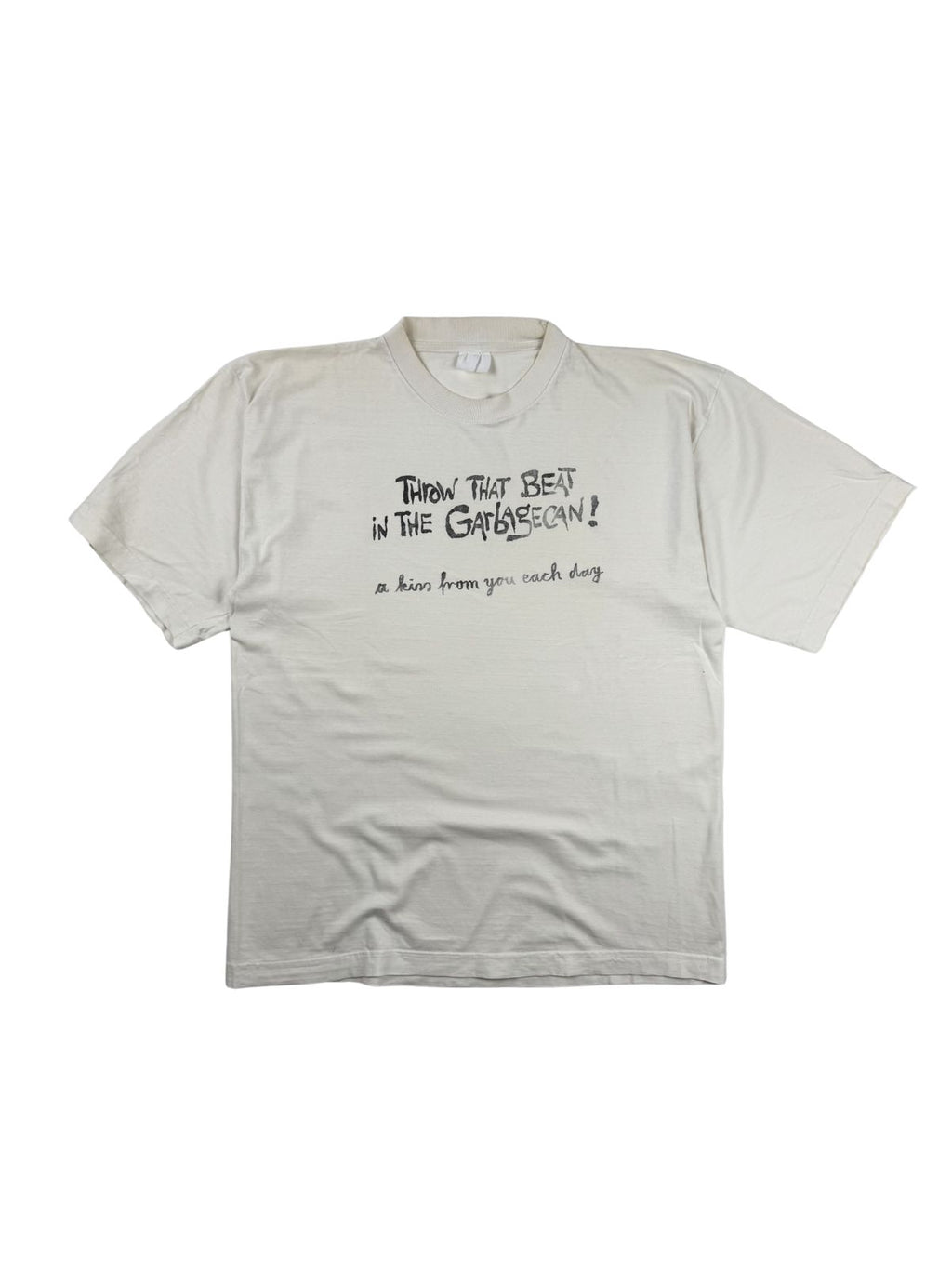 Komplettansicht der Vorderseite eines weißen Vintage Band-T-Shirts der deutschen Indie-Pop-Gruppe „Throw That Beat in the Garbagecan!“ aus dem Jahr 1991. Flatlay auf weißem Hintergrund.