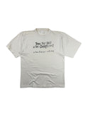 Komplettansicht der Vorderseite eines weißen Vintage Band-T-Shirts der deutschen Indie-Pop-Gruppe „Throw That Beat in the Garbagecan!“ aus dem Jahr 1991. Flatlay auf weißem Hintergrund.
