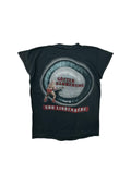 Rückseite des 1984er Udo Lindenberg Tour-Shirts mit farbigem „Götterhämmerung Tour '84“-Grafikprint, der einen Mann mit einem Vorschlaghammer in roter Unterhose zeigt.