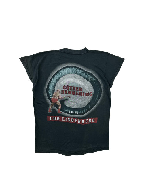 Rückseite des 1984er Udo Lindenberg Tour-Shirts mit farbigem „Götterhämmerung Tour '84“-Grafikprint, der einen Mann mit einem Vorschlaghammer in roter Unterhose zeigt.