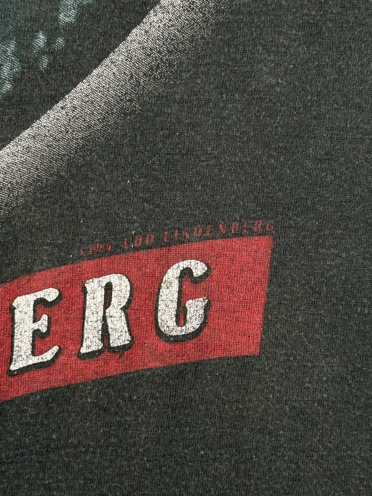 Makroaufnahme des originalen, dezenten roten Copyright-Vermerks „© 1984 UDO LINDENBERG“ über dem Namenszug als eindeutiger Echtheitsnachweis für Sammler.