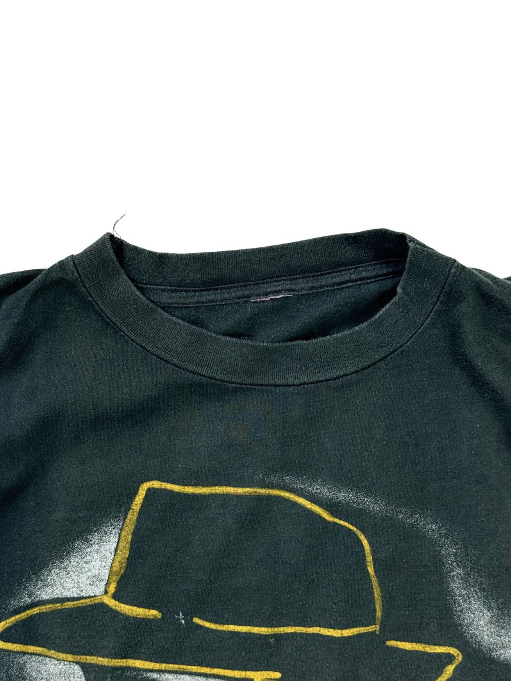 Nahaufnahme des Rundhalsausschnitts auf der Vorderseite des verwaschenen, schwarzen Deutschrock-Shirts direkt über der gelben Hut-Kontur.