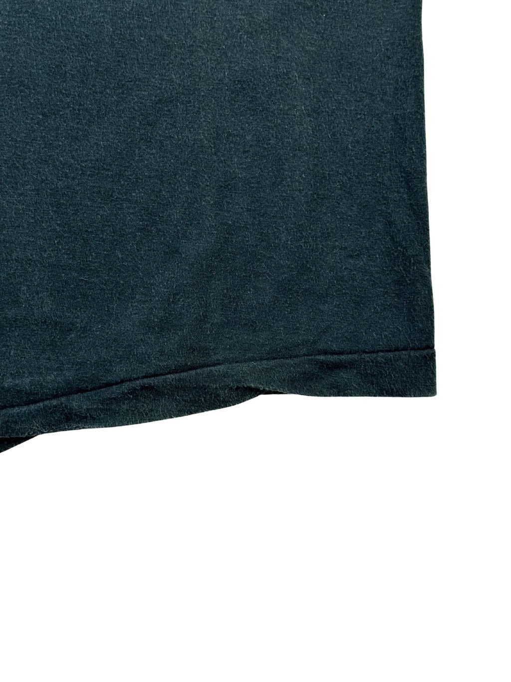Nahaufnahme des unteren Saums mit Single Stitch Naht, die die weiche Stoffstruktur und das authentische Fading des echten Vintage-Klassikers zeigt.
