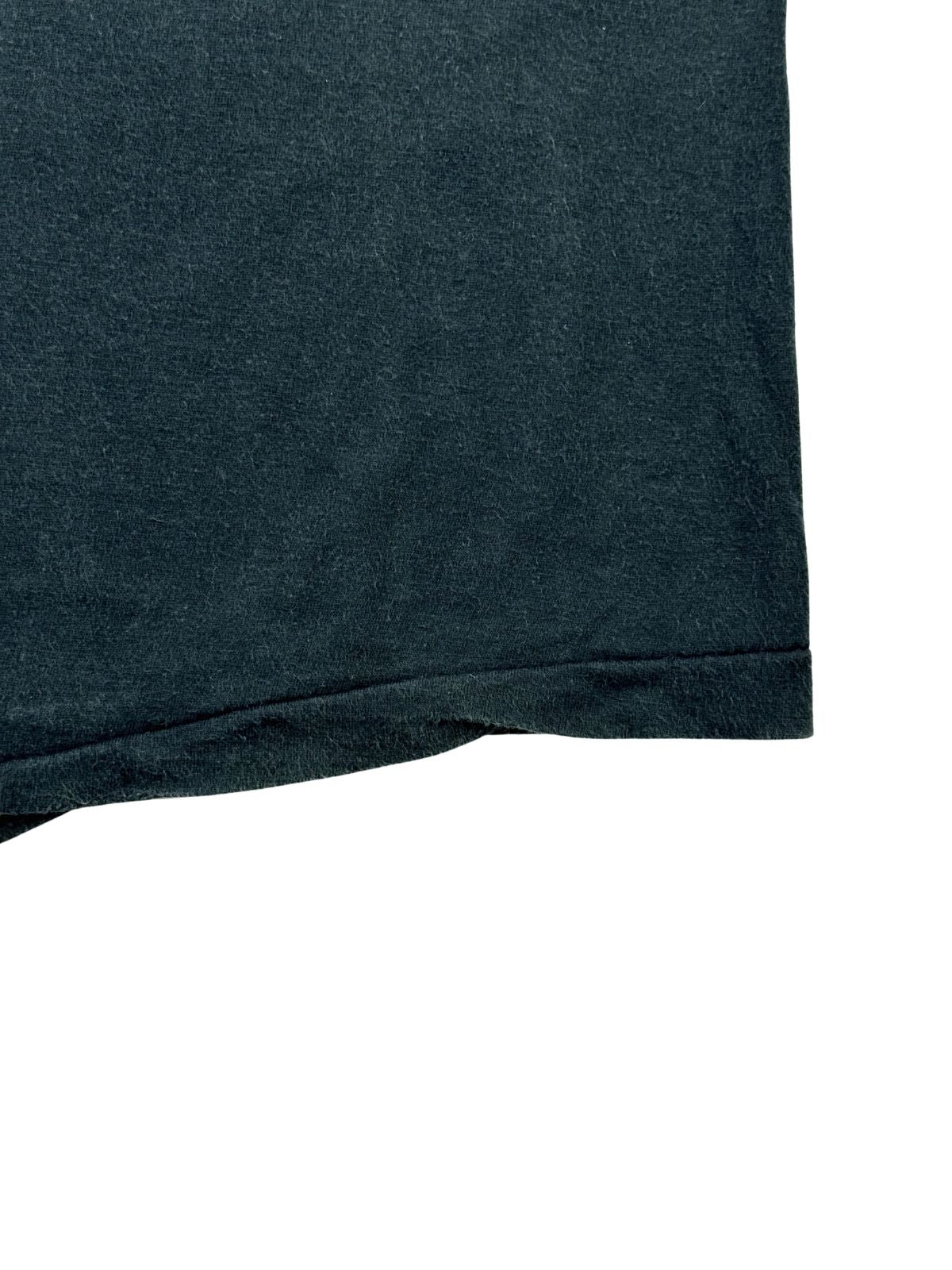 Nahaufnahme des unteren Saums mit Single Stitch Naht, die die weiche Stoffstruktur und das authentische Fading des echten Vintage-Klassikers zeigt.