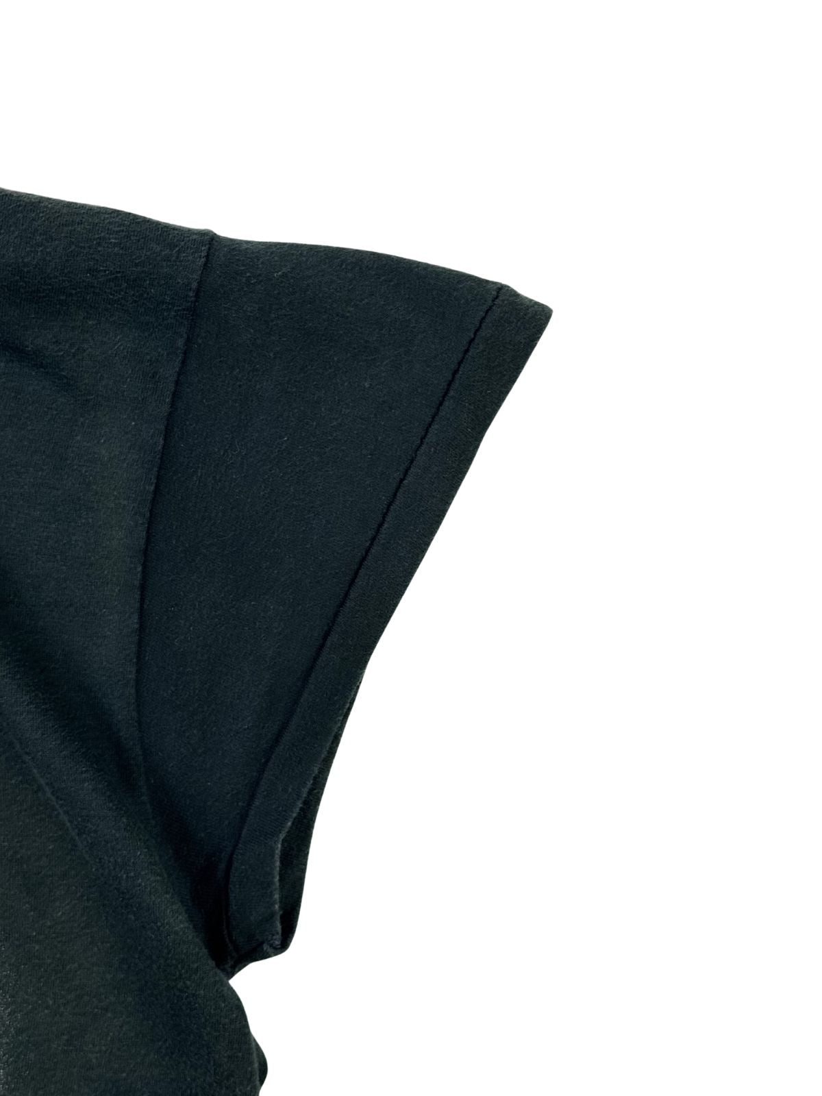 Detailaufnahme der Ärmelnaht mit Single-Stitch-Verarbeitung (Einfachnaht), das wichtigste Merkmal zur Authentifizierung von originalem 80er-Jahre Band-Merchandise.