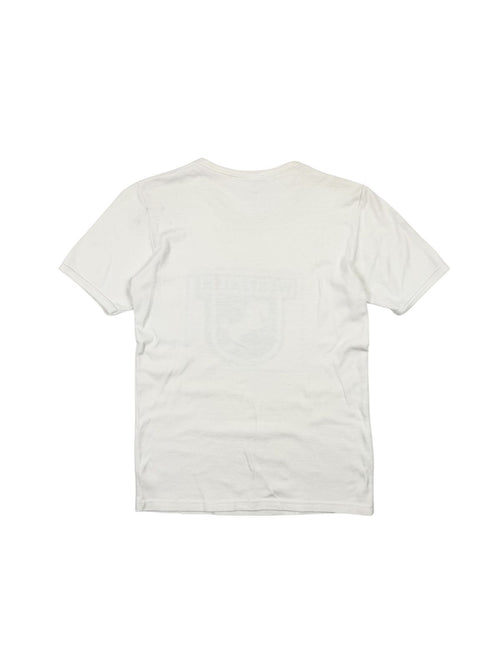 Rückseite des weißen Vintage-Shirts; schlichtes Design aus dünner Baumwolle mit sichtbaren Alterungsspuren (Patina).